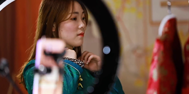 95后女生做寿衣模特